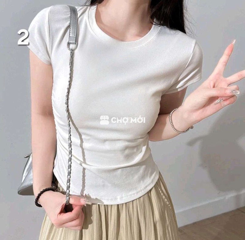 áo thun trắng ôm body