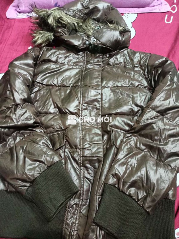 Áo khoác lông vũ Uniqlo màu nâu cho cả hai giới