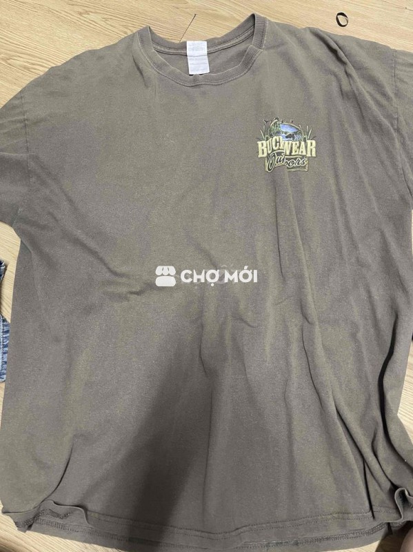 Áo thun cổ tròn Buckwear màu nâu cotton