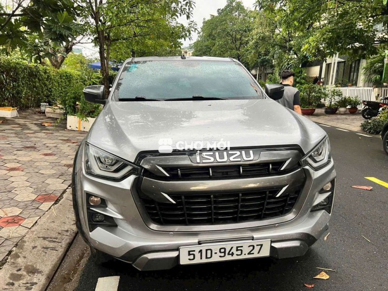 Dmax 2022 bản Type Z 2 cầu hiếm có khó tìm