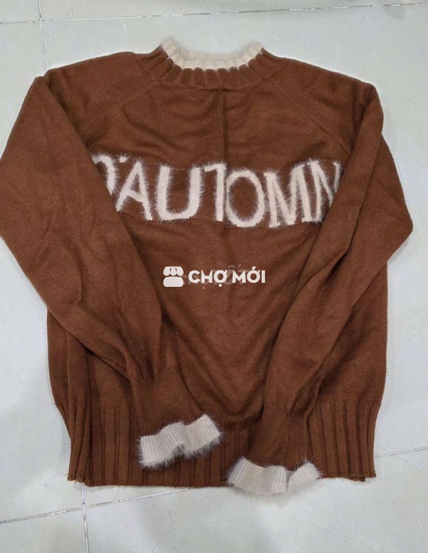 Áo len nữ màu nâu, kiểu dáng đơn giản