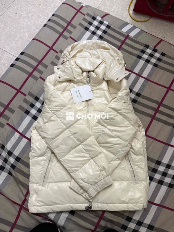 order bị gửi nhầm mẫu em cần pass lại , hàng mới