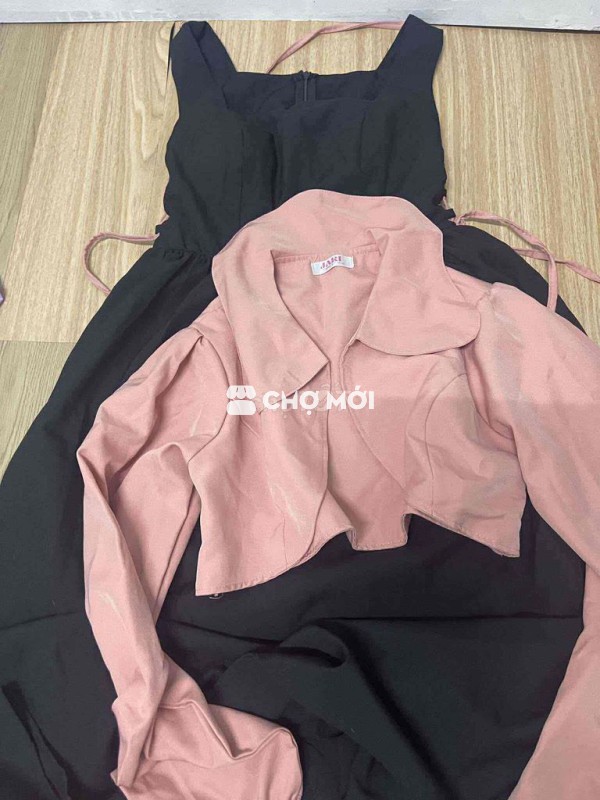 Đầm dây đen kèm áo khoác màu hồng nữ tính
