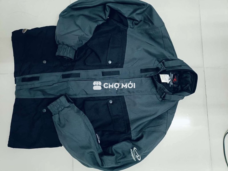 Áo khoác rất bụi và có nhiều túi rất bụi