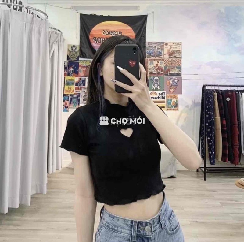 Áo croptop khoét tim
