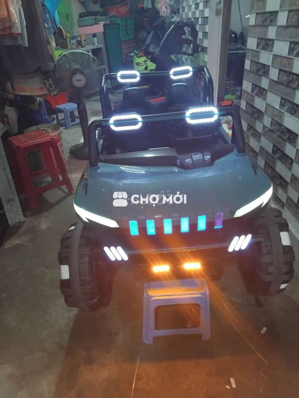 Ô tô điện trẻ em màu Xanh dương