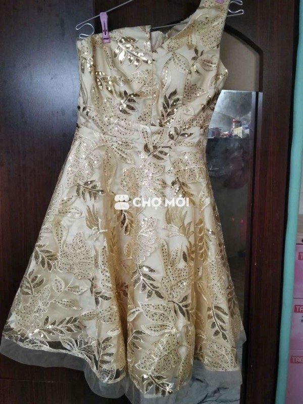 Váy thiết kế lệch vai