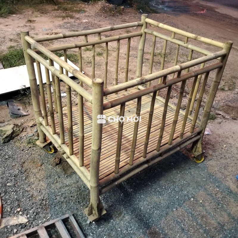 Cũi trẻ em ,Tre già,có gắn 4 bánh xe. chổng trượt