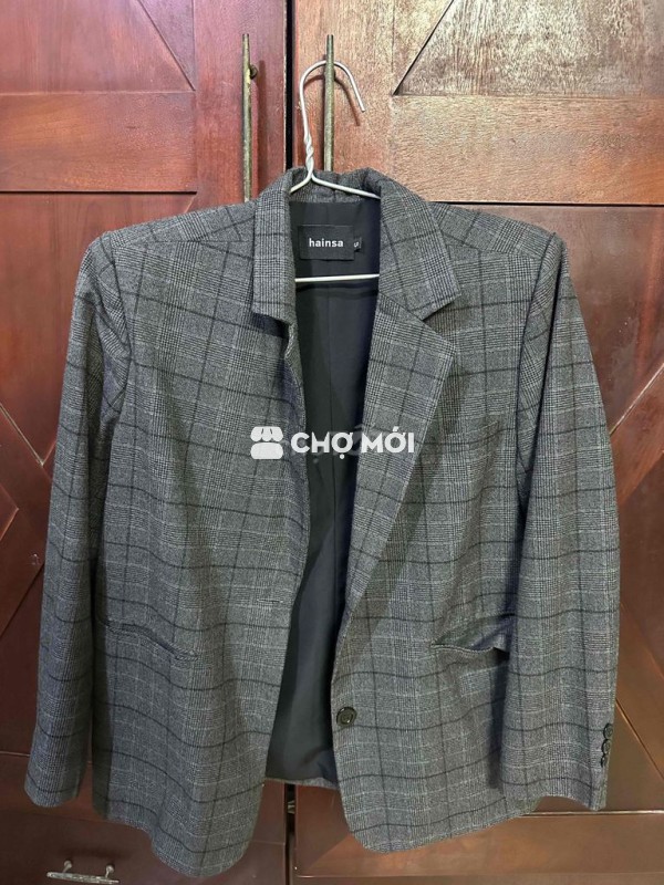 Áo blazer màu xám xương cá phù hợp cho cả nam nữ