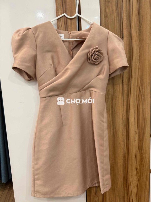 Đầm nữ thiết kế size M, còn nguyên tag