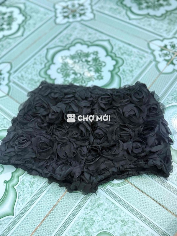 quần short cạp thấp hoa hồng màu đen