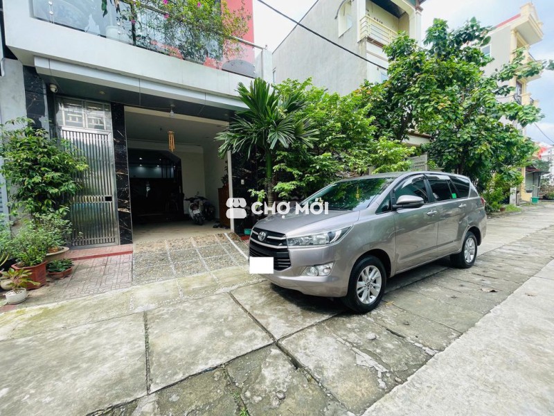 Tôi cần bán chiếc xe ô tô Toyota Innova 2.0E 2020