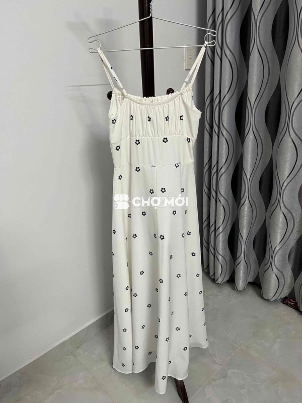 Đầm đi biền dáng dài sẻ tà