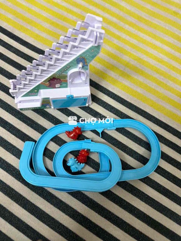 Đồ chơi Khủng long leo núi nhựa đa màu