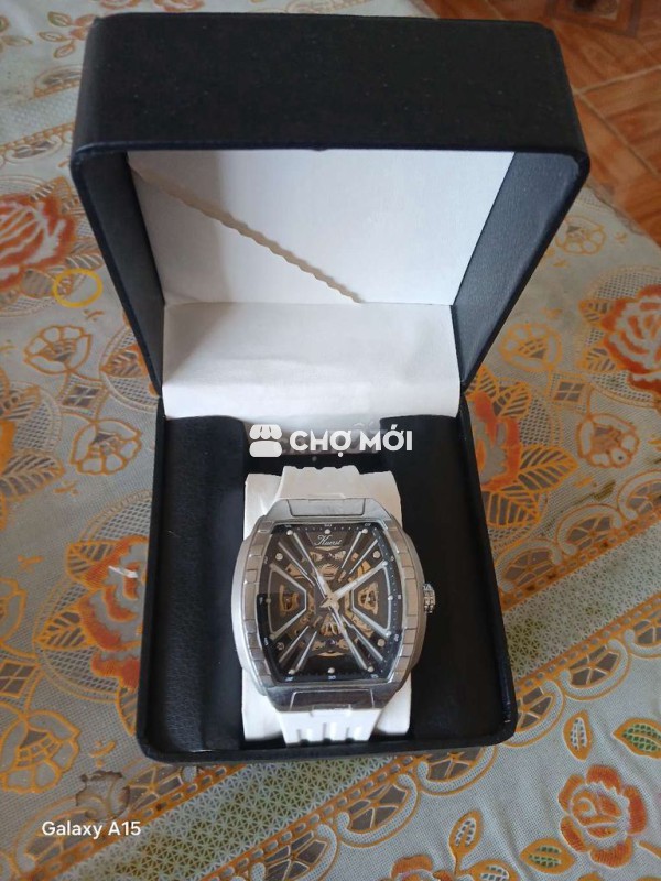 Đồng hồ Kuerst lộ mặt . Lộ mông