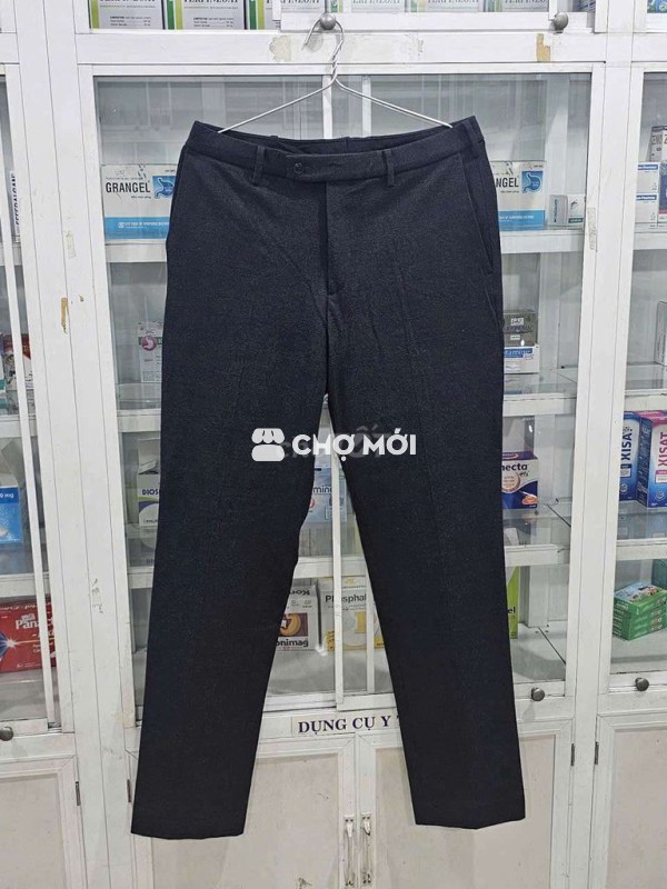 Quần tây Uniqulo màu đen mun phối