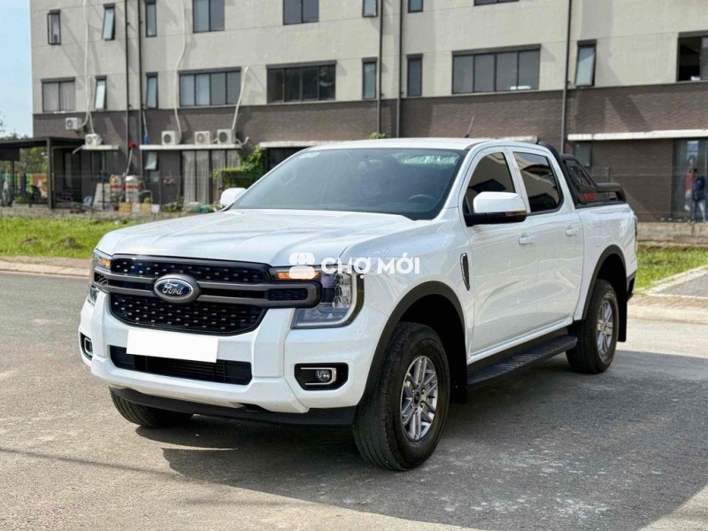Ford Ranger XLS 2 cầu 2025 Trắng 8000 km siêu cọp