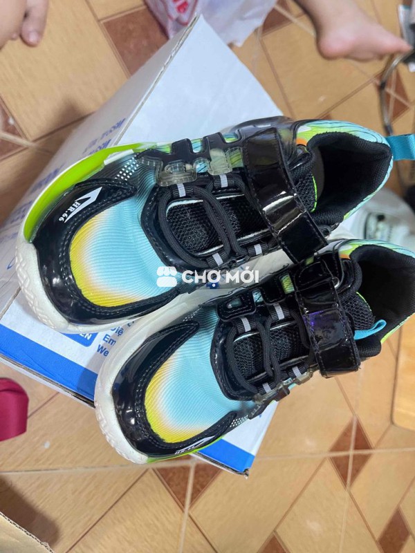 giày bé mang đc 1 lần..còn đẹp 97%