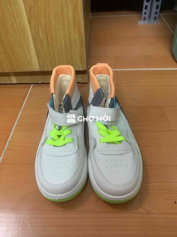 Giày cổ cao bé gái lót lông size 27 giá 50k