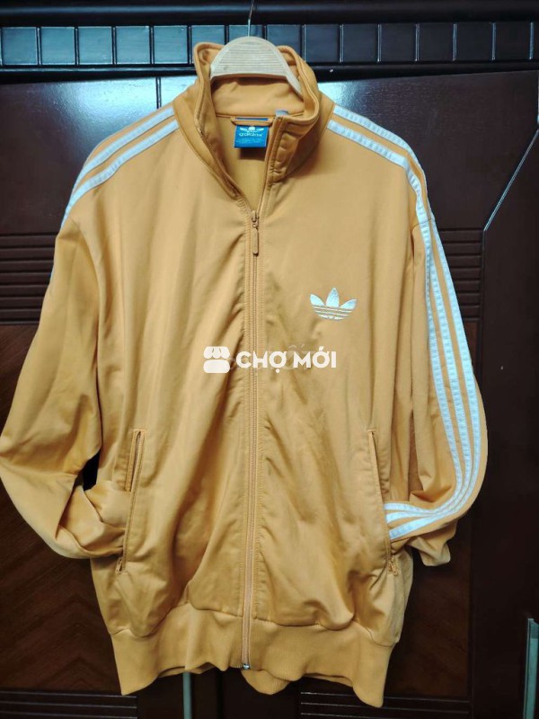 Áo hiệu Adidas.