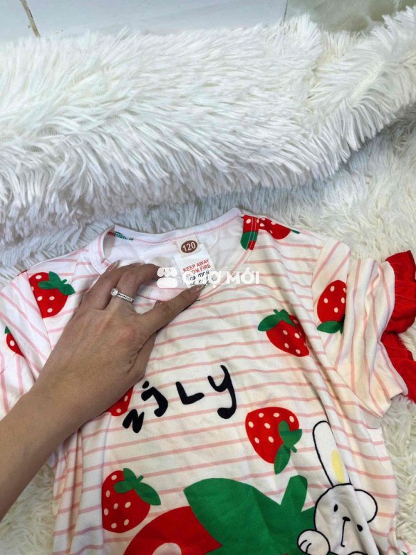 Bộ đồ bé gái vải thun họa tiết dâu tây