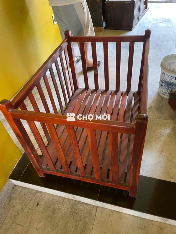 Cũi trẻ em gỗ màu nâu đỏ 99% mới