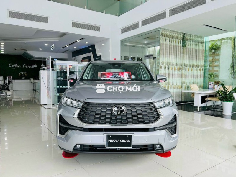 Toyota Innova Cross HEV giao ngay