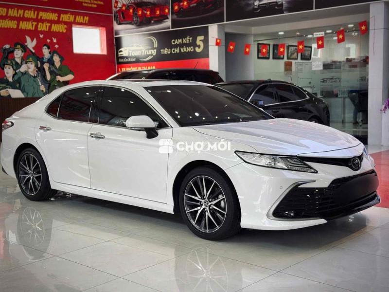 Toyota Camry 2.5Q Trắng