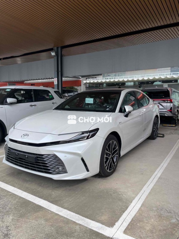 Toyota Camry Hybrid MID màu trắng tặng 100% thuế