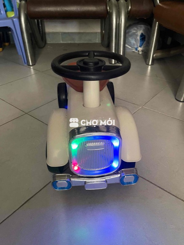 Xe chòi chân Ô tô cổ điển màu Kem 1-6 tuổi