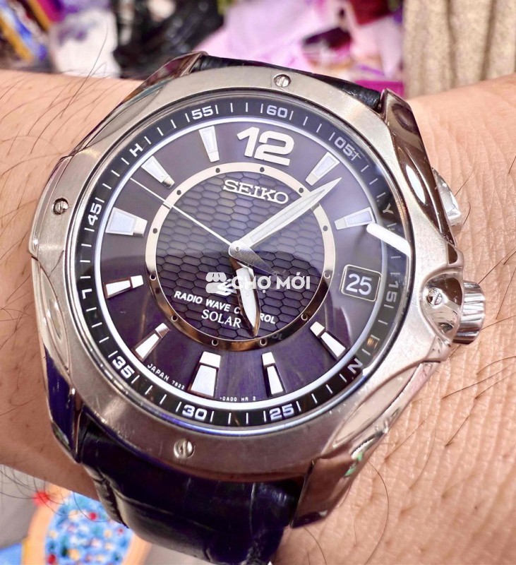 Seiko Solar Titanium siêu nhẹ chỉ 49gram