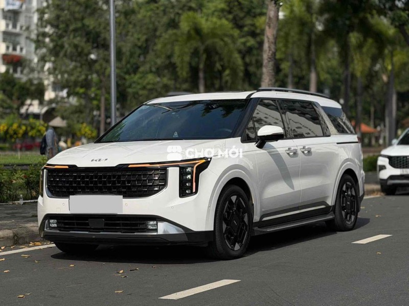 Kia Carnival facelift Signature 2.2D -lướt 2vạn km