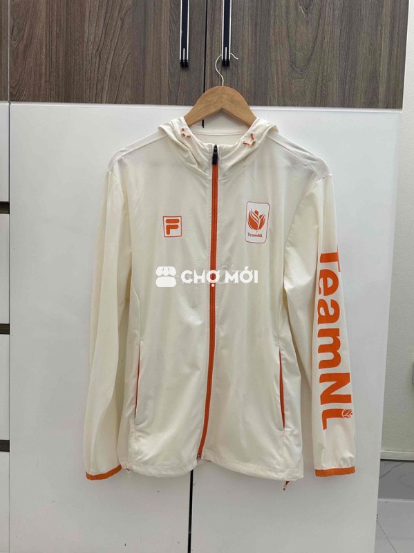 Áo khoác gió FILA chính hãng. pass ạ