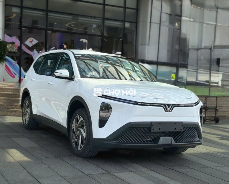 VinFast Limo Green 2025