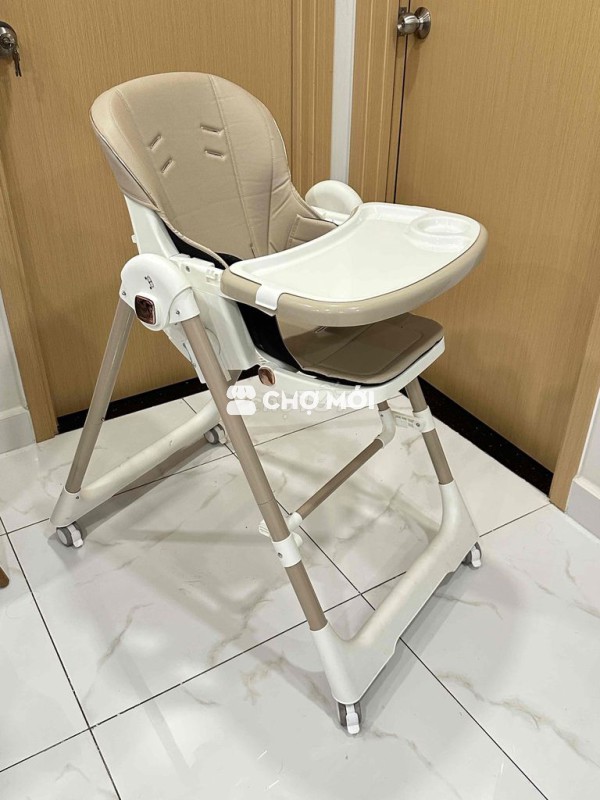Ghế ăn dặm cho bé màu be mới 95%