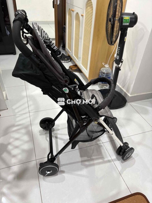 Xe đẩy em bé Combi Đen Xám