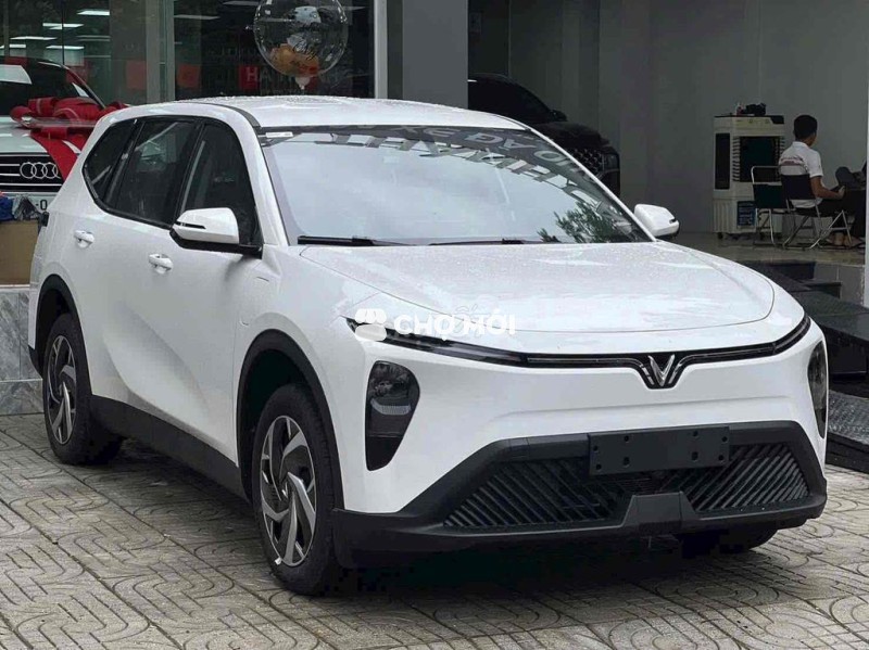 VinFast Limo Green 2025