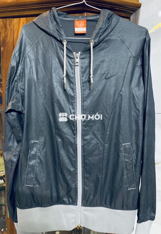 Áo khoác Nike chính hãng 100%. Mới 98%. Size L