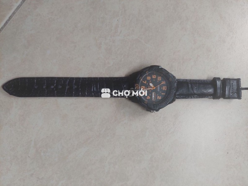 01 đồng hồ Casio dây da cá sấu màu đen