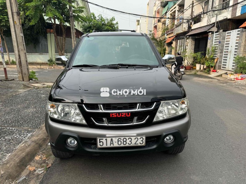 Isuzu Hi-Lander 7 chỗ màu Đen máy dầu