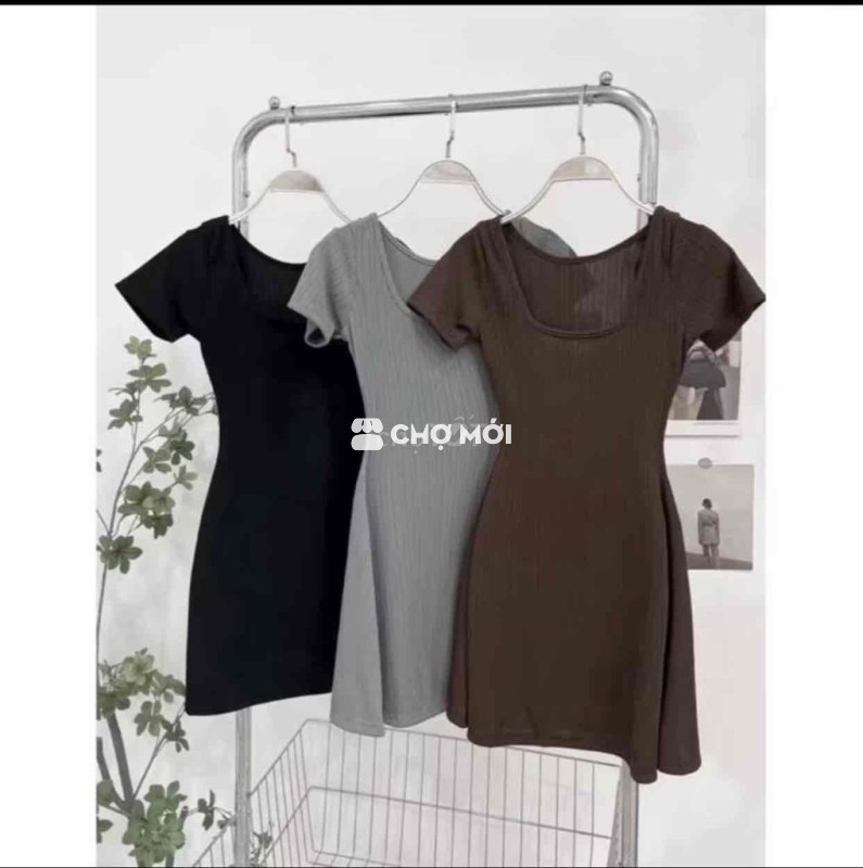 Đầm nữ dáng xòe cổ vuông chữ U ngắn