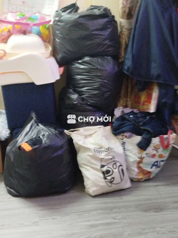 Quần áo cả nam và nữ đã qua sử dụng