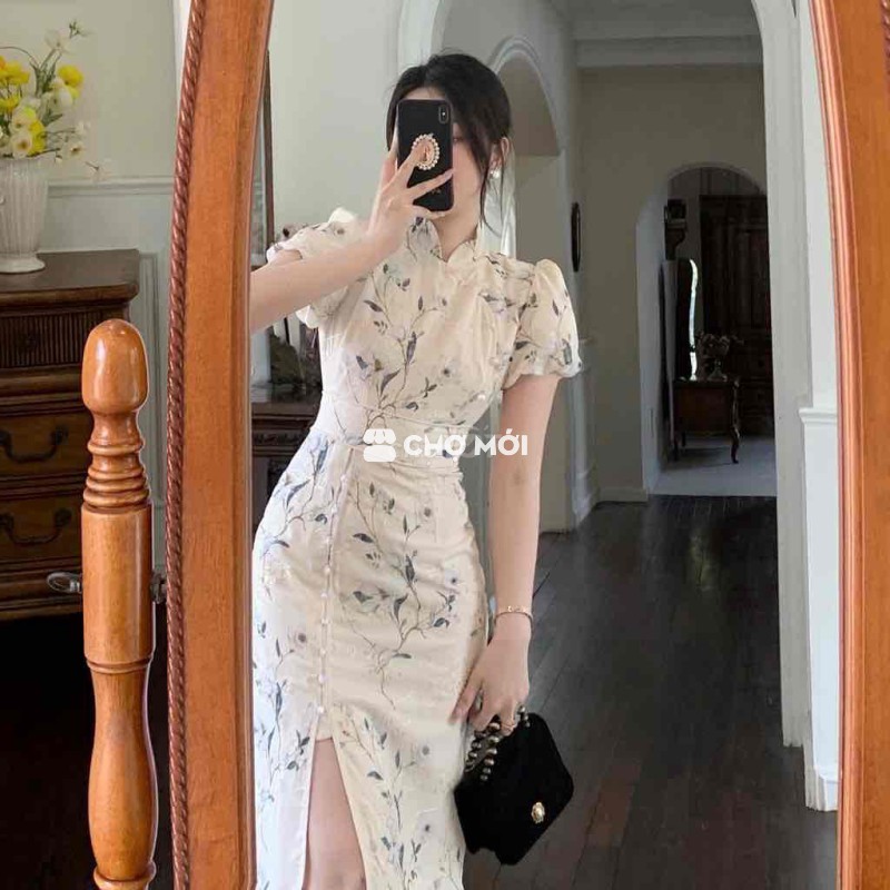 Đầm sườn xám nữ màu kem thêu hoa nhí size S