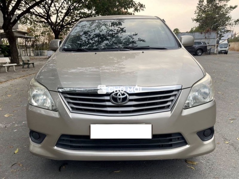 Toyota Innova model 2015 2.0E MT Vàng cát