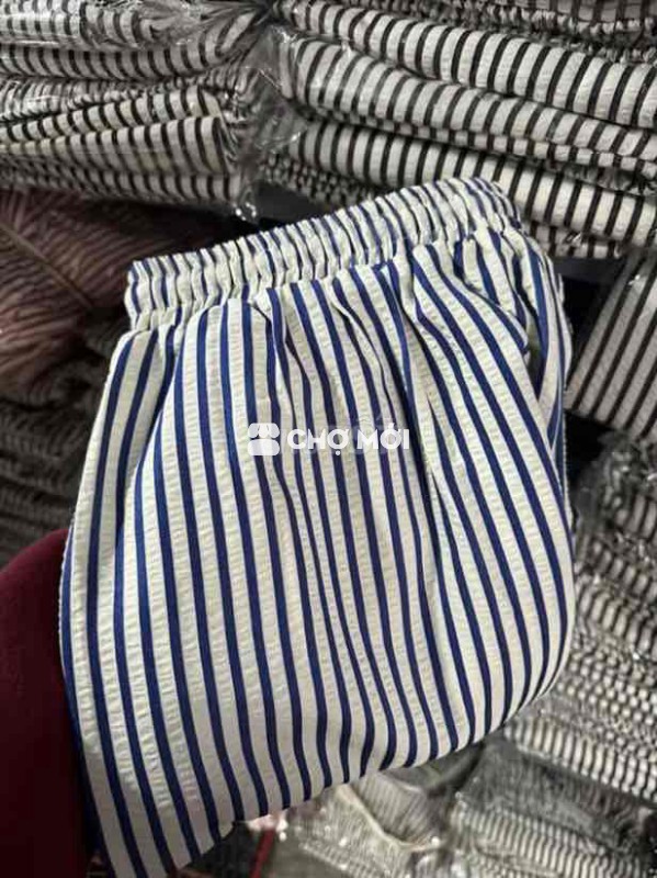 Quần đùi vải mềm mại sọc xanh trắng