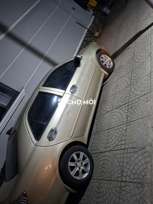 Toyota Vios màu Vàng cát