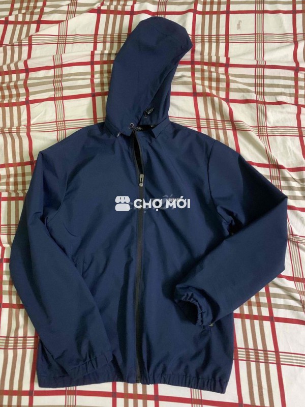 Áo khoác gió bán chỉ lời tình cảm