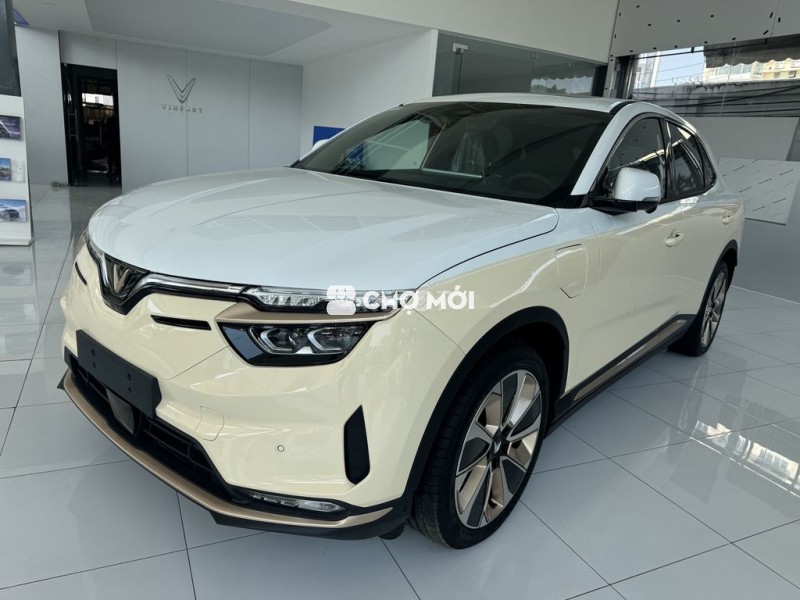 VF8, giảm 4%, công nghệ hiện đại, có sẵn xe