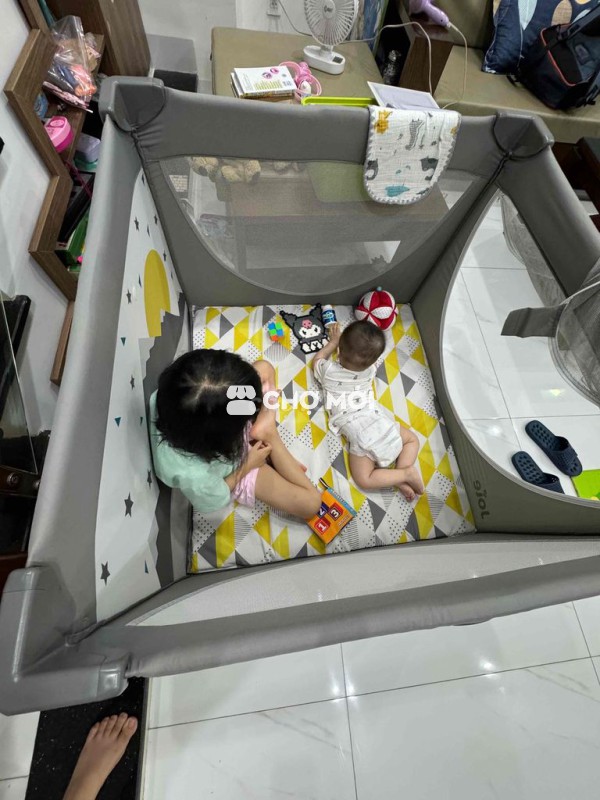 Cũi vải Joie Little Explorer Xám