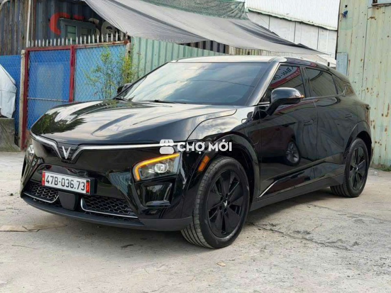 VinFast VF7 Eco tiêu chuẩn 1 2025 Đen